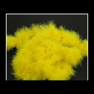 Fio de penas amarelas sobre fundo preto