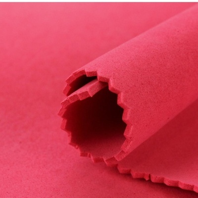 Tecido vermelho aveludado enrolado com bordas dentadas