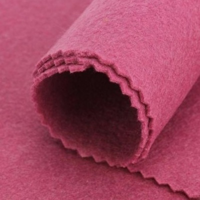 Tecido azul rosa felpudo com bordas em zig zag enrolado