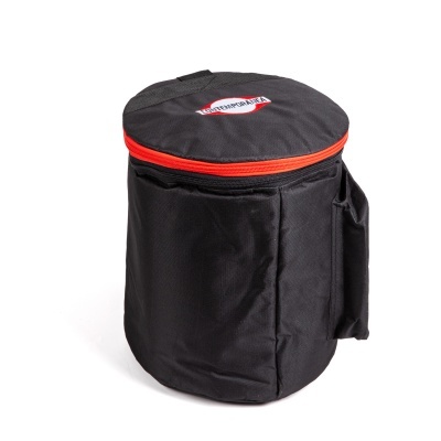 Mochila preta com fecho vermelho e etiqueta CONTEMPORÂNEA sobre fundo branco