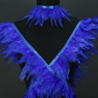 Conjunto de penas azuis vibrantes com fita azul em manequim preto