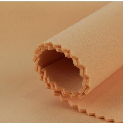 tecido bege claro com borda em zig-zag enrolado