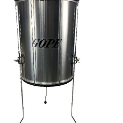 Tambor brasileiro metálico prateado com texto GOPE e pés de apoio