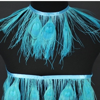 Conjunto de colar e cinto azul com franjas e penas sobre manequim preto