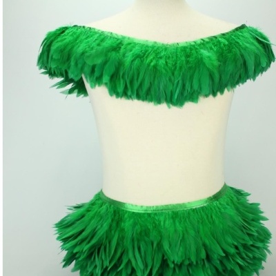 Conjunto verde com penas exibido em manequim branco