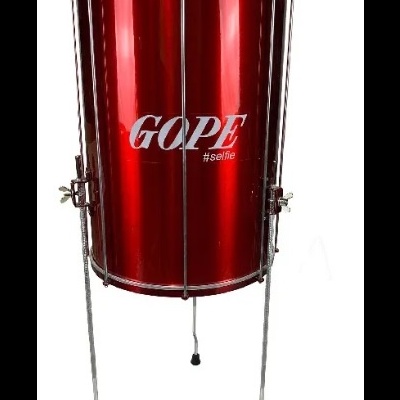 Tambor de percussão vermelho com texto GOPE #selfie