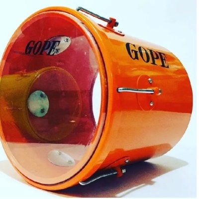 Tambor de percussão laranja com pele transparente e texto GOPE.