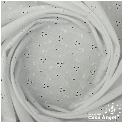 Tecido branco com padrão de broderie anglaise e pequenos buracos em forma de flores