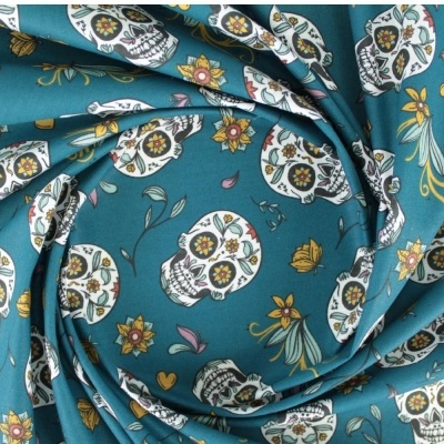 tecido azul com estampado de caveiras mexicanas e flores coloridas