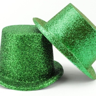 Dois chapéus cartola verdes com glitter sobre fundo branco