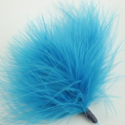 Pena decorativa azul com base castanha sobre fundo branco