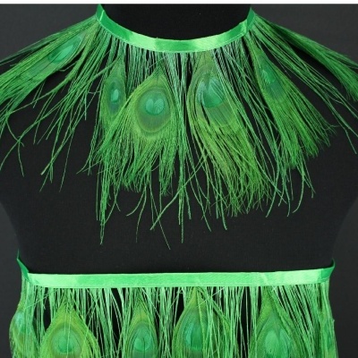Conjunto de acessórios com penas de pavão verdes em tecido verde com franjas longas