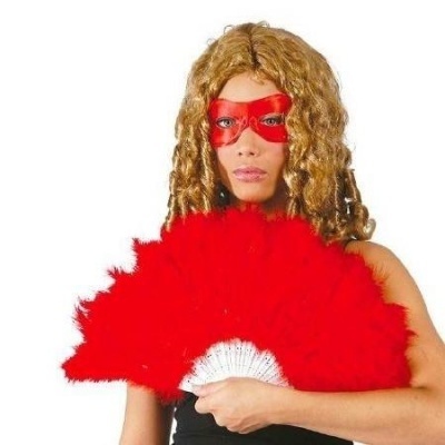 Pessoa com máscara vermelha e leque vermelho sobre fundo branco