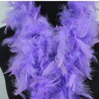 boá lilás de penas sobre manequim preto