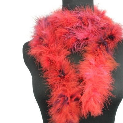 Cachecol tipo pluma vermelho e rosa em manequim preto