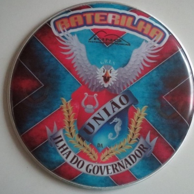 Raterilha circular decorada com águia e texto colorido