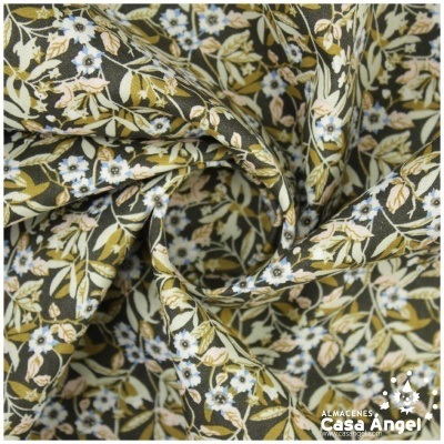 Tecido floral com pequenas flores brancas, bege e verdes sobre fundo preto