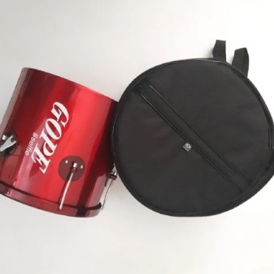 Tambor vermelho em metal com texto e saco preto redondo em tecido