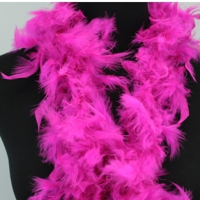 Estola de penas rosa vibrante sobre manequim preto