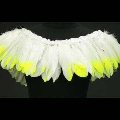 Colar de penas brancas com pontas amarelas em manequim preto