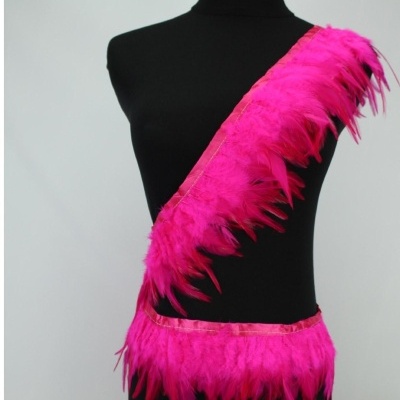 Faixa de penas cor de rosa em manequim preto