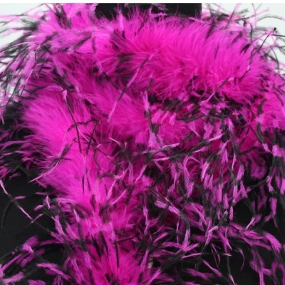 Cachecol de plumas rosa intenso com detalhes em preto sobre fundo claro