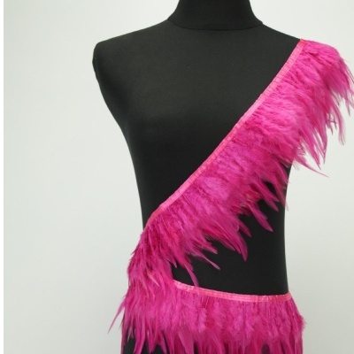 fita decorativa de plumas cor-de-rosa num manequim preto