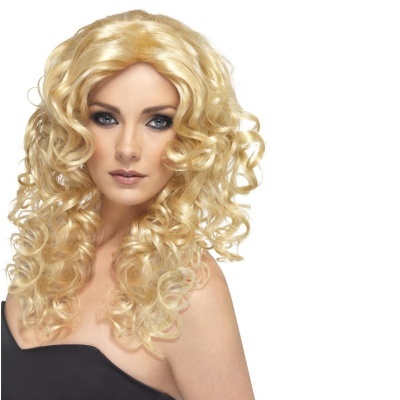 Mulher com peruca loira encaracolada e top preto