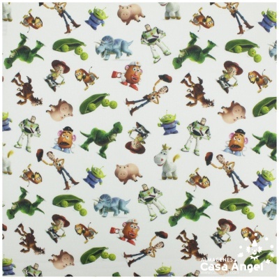 Papel de embrulho branco com estampas dos personagens do Toy Story coloridos