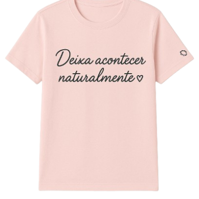 T-shirt rosa claro com texto preto 'Deixa acontecer naturalmente ♡'
