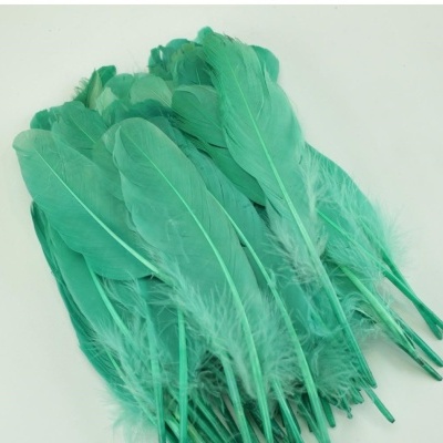 Penas verdes empilhadas sobre fundo branco