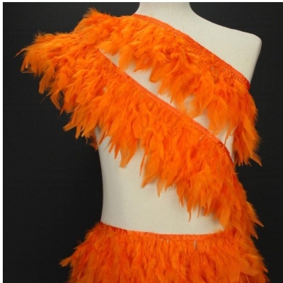 Fantasia decorada com penas laranja em manequim branco