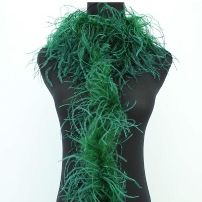 Lenço verde de penas num manequim preto