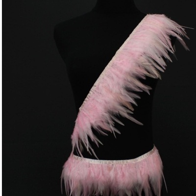 Faixa e faixa à cintura feitas de penas cor-de-rosa num manequim preto