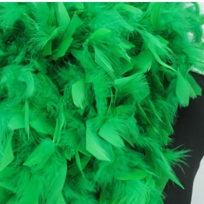 Plumas verdes vibrantes agrupadas sobre fundo preto