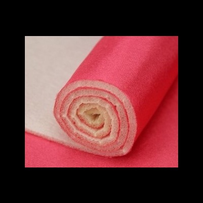 Rolo de tecido vermelho e bege em superfície neutra