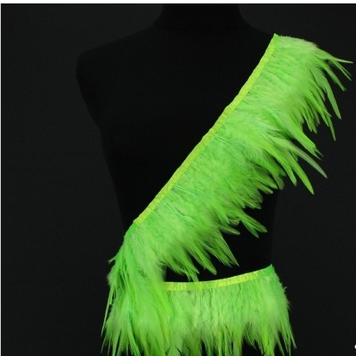 Conjunto de penas verdes fluorescentes em manequim preto