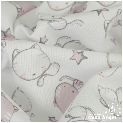tecido branco com padrão infantil de gatos e estrelas em rosa e cinza