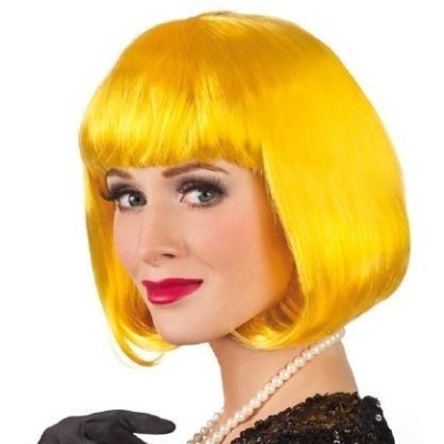 Mulher com peruca amarela curta estilo bob e franja, luva preta e colar de pérolas