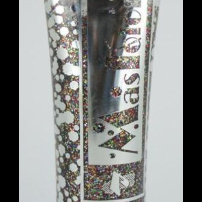 Tubo de plástico com glitter multicolorido e texto Más pérolas.