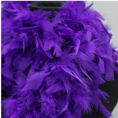 Bracelete roxo de penas macias e fofas.