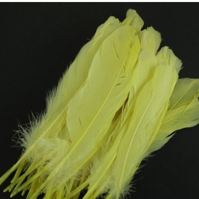 Penas artificiais amarelas sobre fundo preto