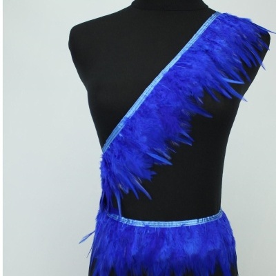 Vestido preto com penas azuis e cetim azul exibido num manequim preto