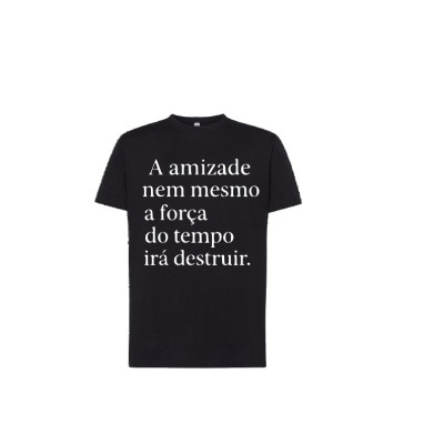 T-shirt preta com texto branco sobre amizade