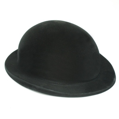 Chapéu preto bowler com textura aveludada