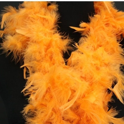 Pena laranja vibrante e volumosa sobre superfície preta