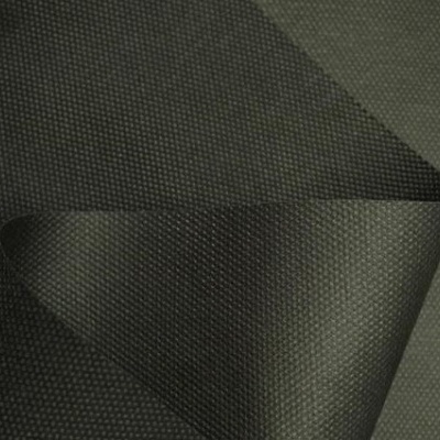 Tecido preto com textura de malha densa dobrado