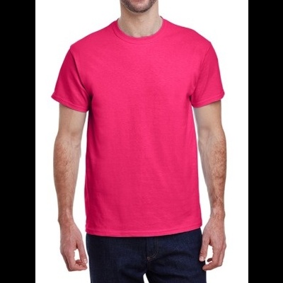 T-shirt masculina rosa fúcsia de manga curta e gola redonda.
