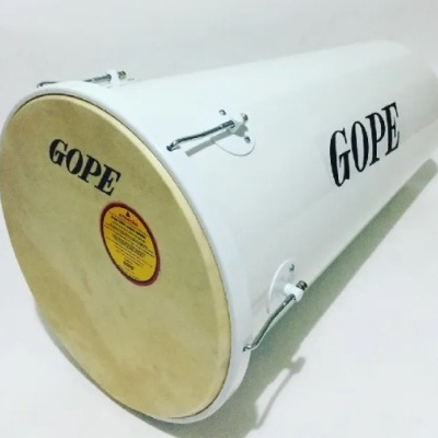 Tambor tubular branco com pele natural e detalhes metálicos prateados