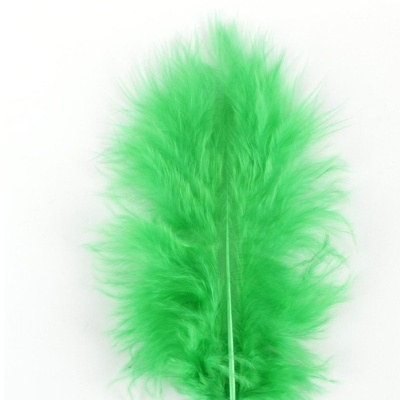 pena decorativa verde com textura macia sobre fundo branco